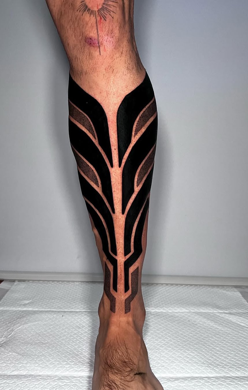 Tatuaje ornamental geométrico tribal sleeve completo blackwork — CAOS Art Tattoo Chile