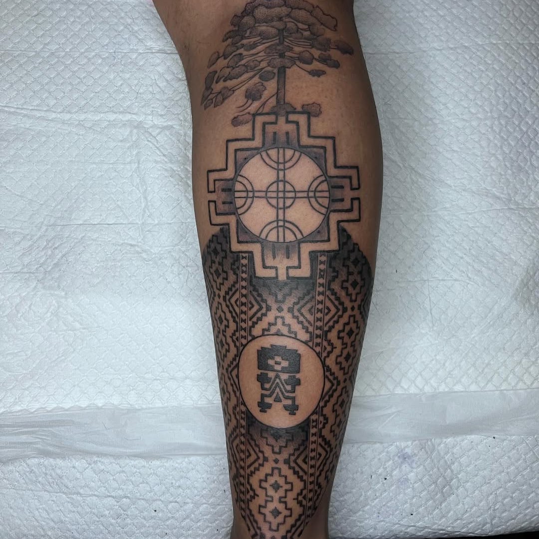 Tatuaje ornamental blackwork pierna orgánico lineal — CAOS Art Tattoo Chile