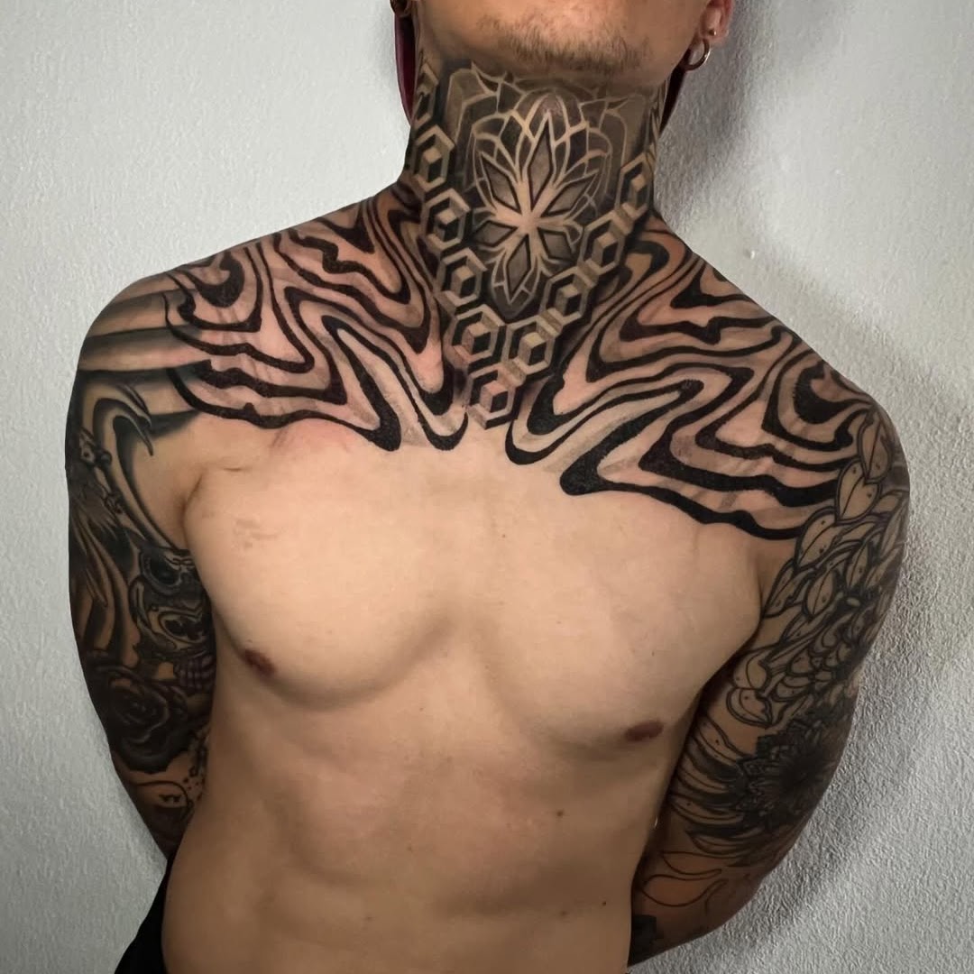 Tatuaje ornamental mandala floral sleeve pierna blackwork — CAOS Art Tattoo Chile