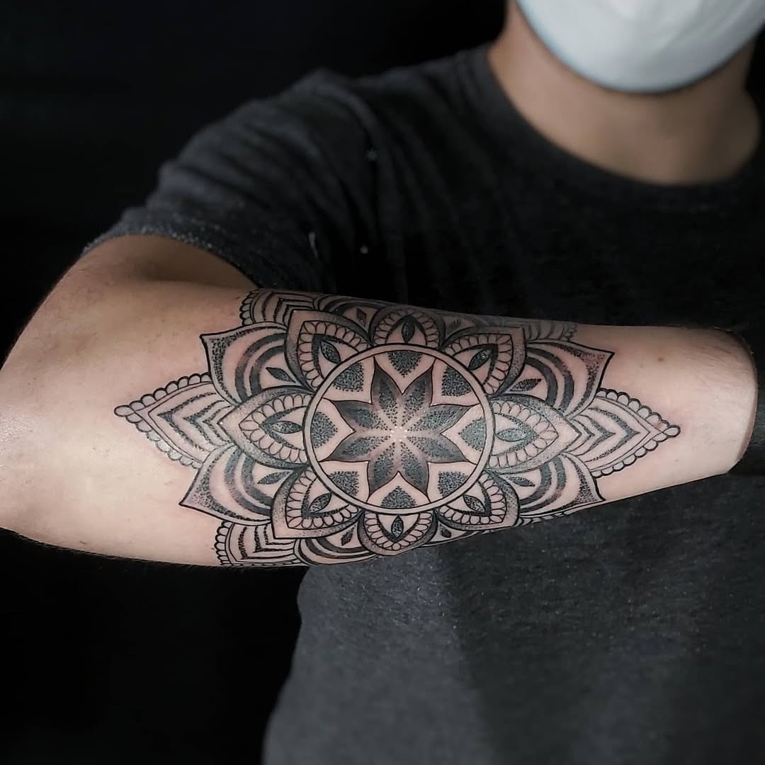 Tatuaje geométrico gato fibonacci dotwork muslo — CAOS Art Tattoo Chile