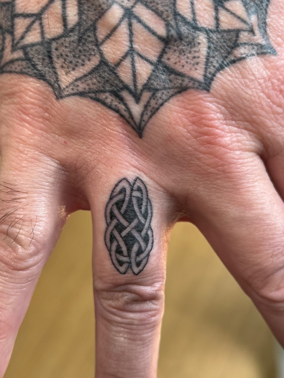 Tatuaje ornamental mandala dotwork codo — CAOS Art Tattoo Chile
