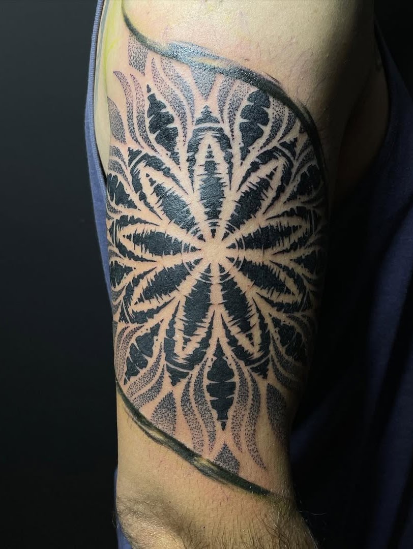 Tatuaje ornamental mandala cráneo nórdico antebrazo — CAOS Art Tattoo Chile