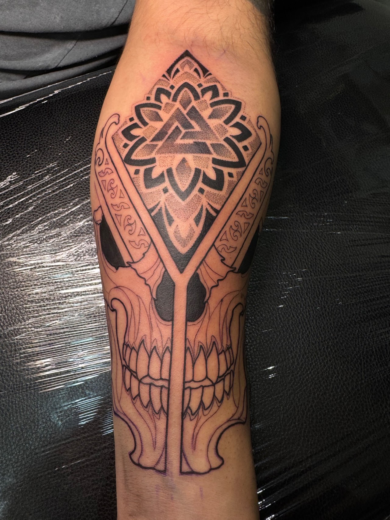 Tatuaje ornamental geométrico pecho cuello blackwork ondas — CAOS Art Tattoo Chile