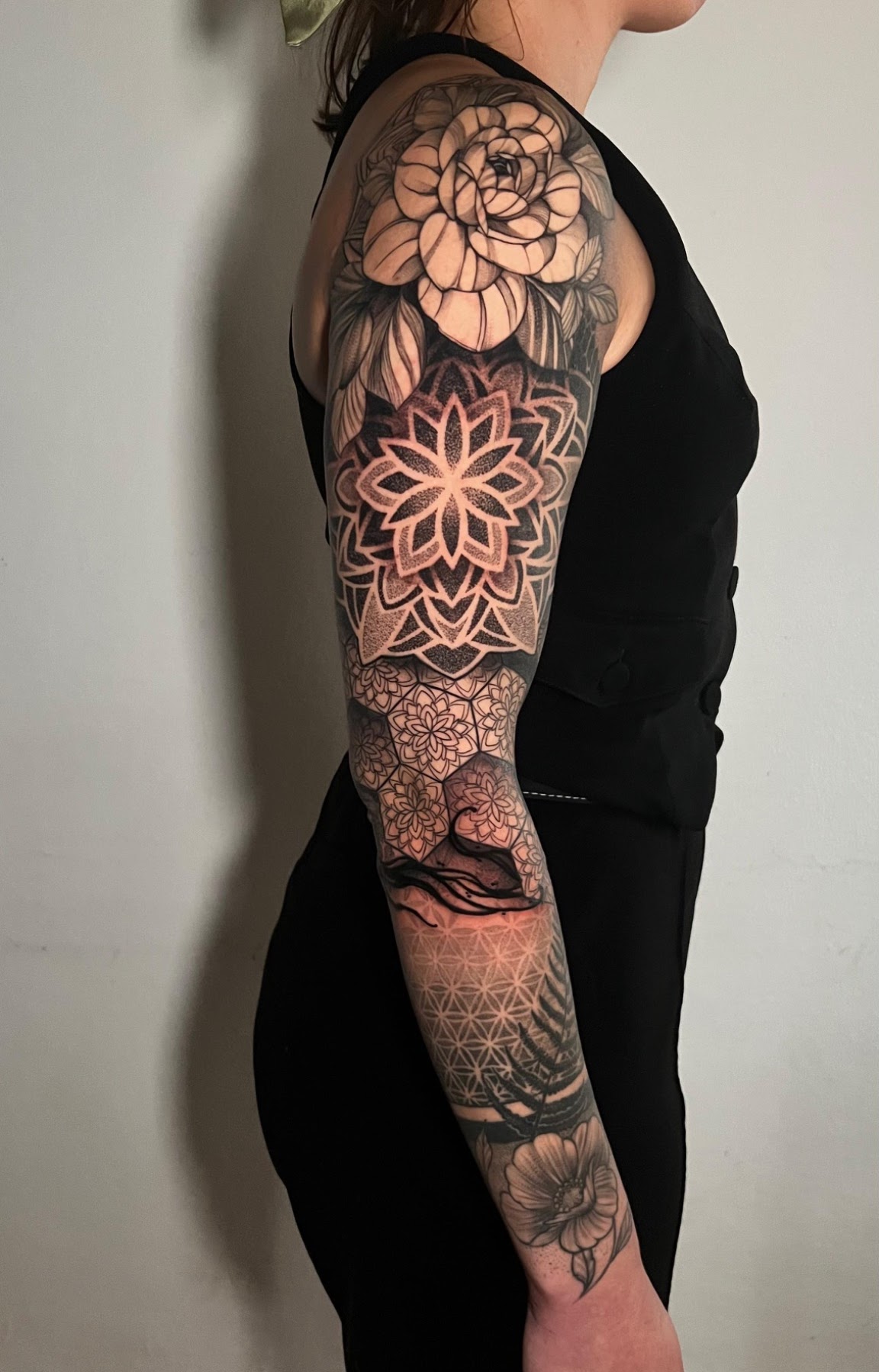 Tatuaje ornamental mandala blackwork espalda completa bold — CAOS Art Tattoo Chile