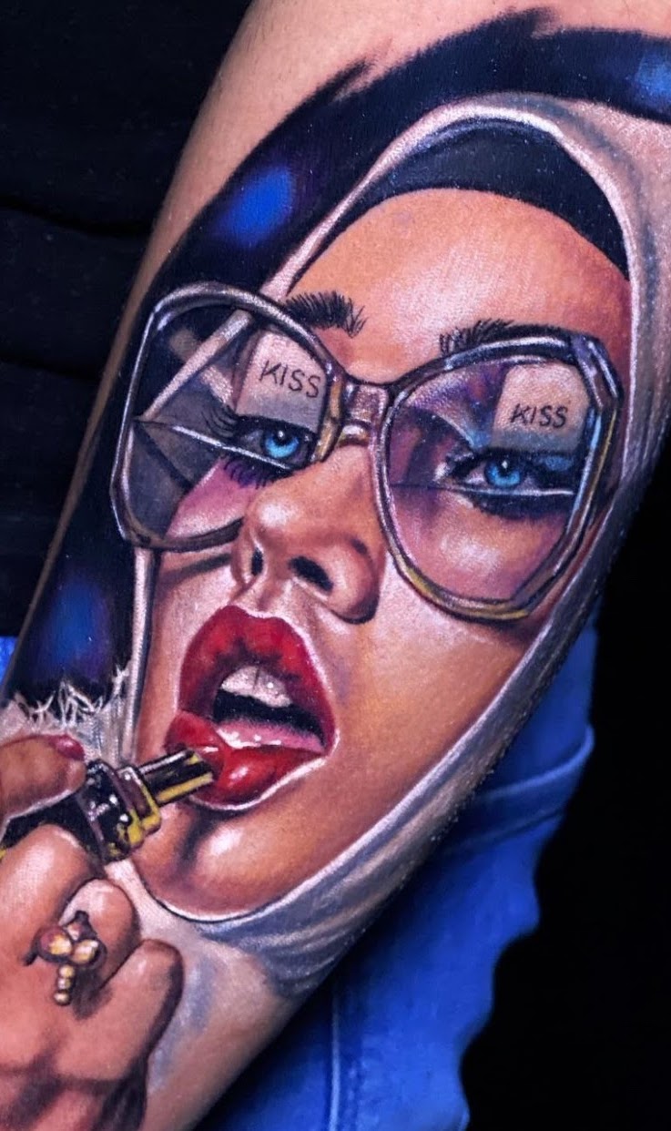 Tatuaje realismo payaso globo rojo color — CAOS Art Tattoo Chile