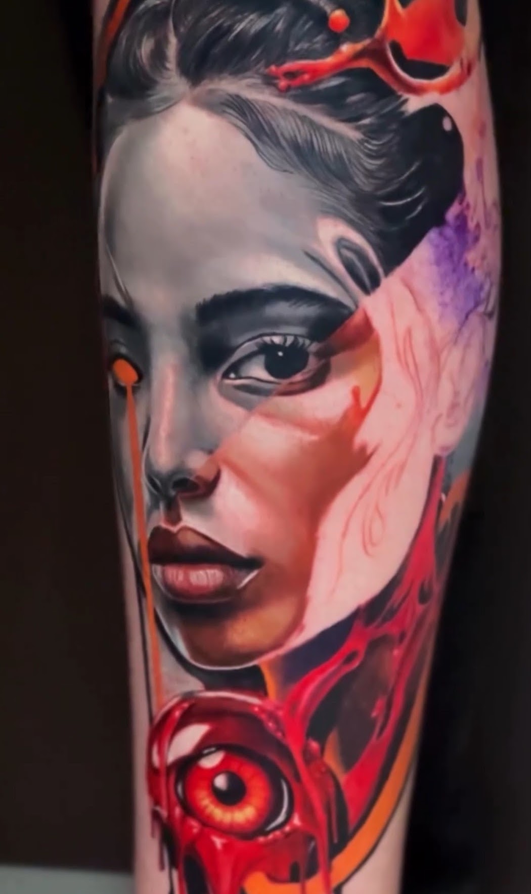 Tatuaje realismo retrato bombero uniforme color — CAOS Art Tattoo Chile