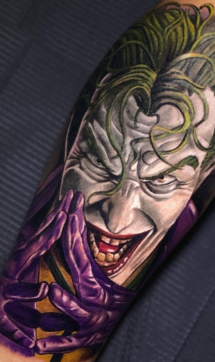 Tatuaje realismo retrato femenino caduceo color antes y después — CAOS Art Tattoo Chile