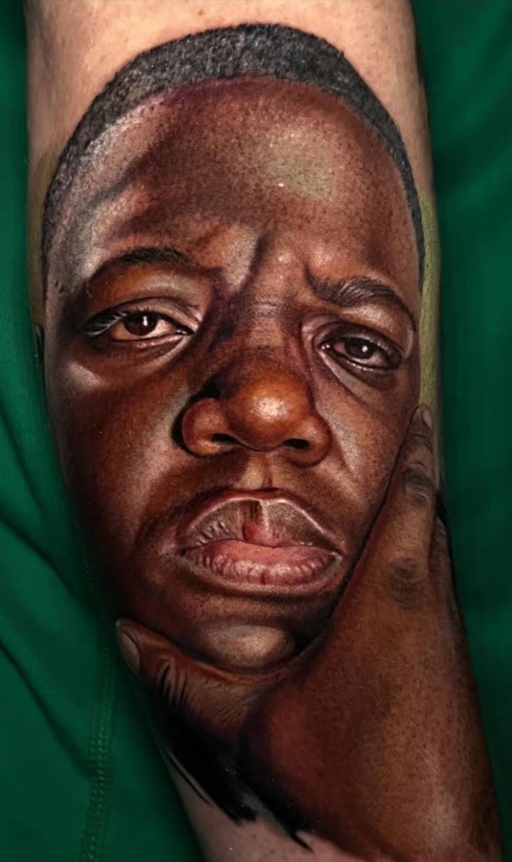 Tatuaje realismo retrato femenino gafas Bob Esponja color — CAOS Art Tattoo Chile