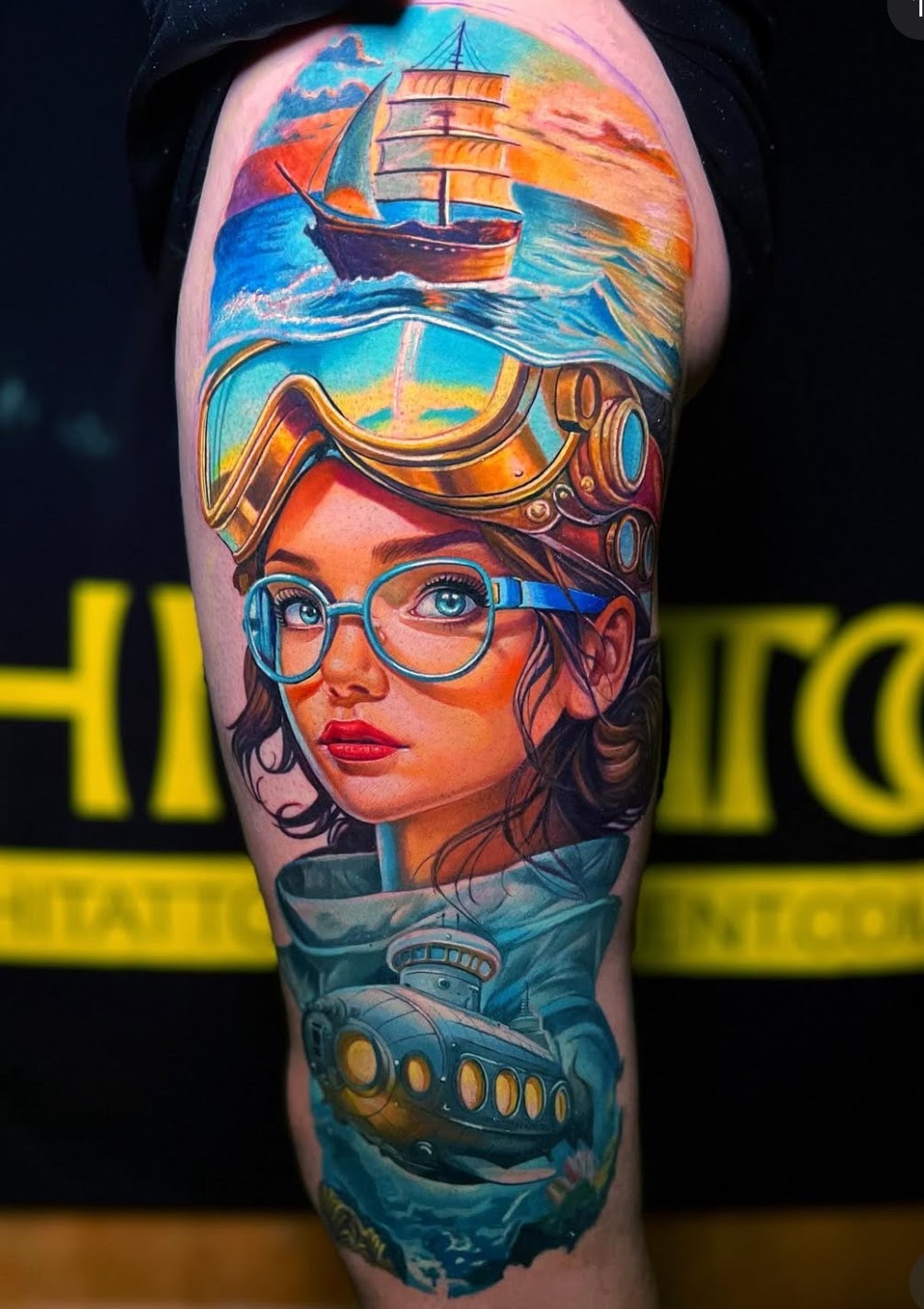 Tatuaje realismo retrato masculino graffiti color — CAOS Art Tattoo Chile