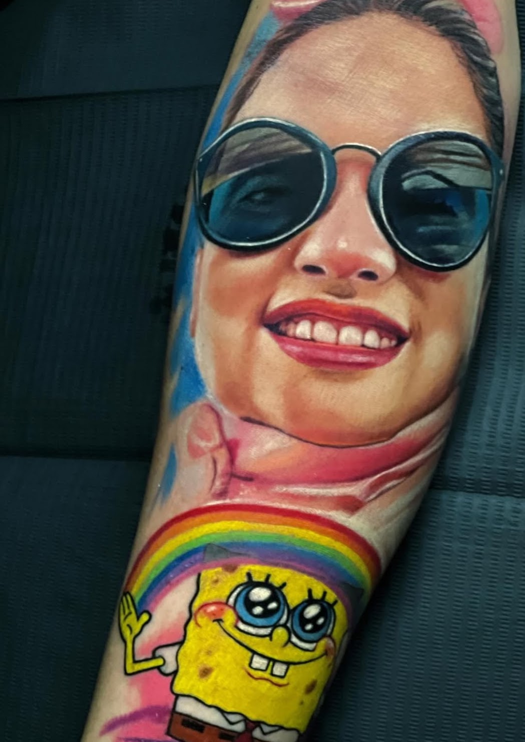 Tatuaje realismo retrato masculino graffiti letras color — CAOS Art Tattoo Chile