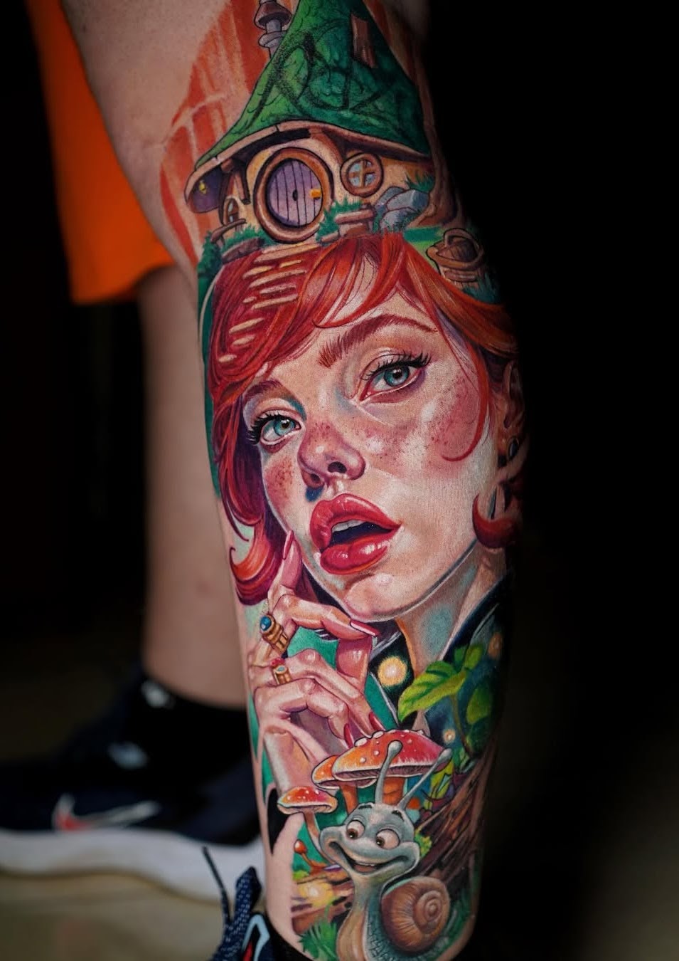 Tatuaje realismo pin up piloto avión color — CAOS Art Tattoo Chile