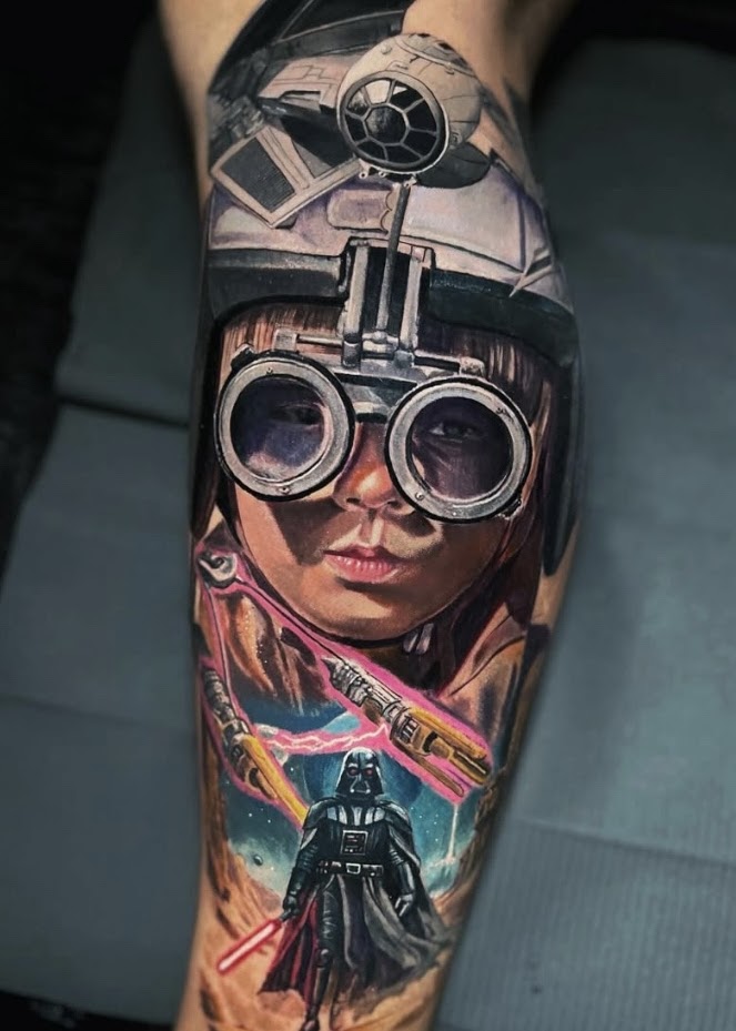 Tatuaje realismo retrato femenino graffiti cubos color — CAOS Art Tattoo Chile