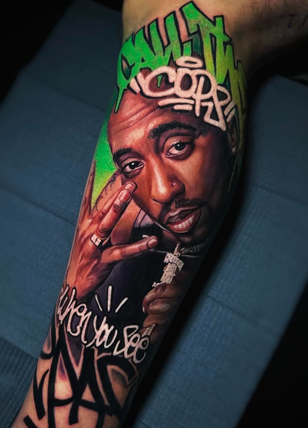 Tatuaje realismo zapatillas graffiti basketball color — CAOS Art Tattoo Chile