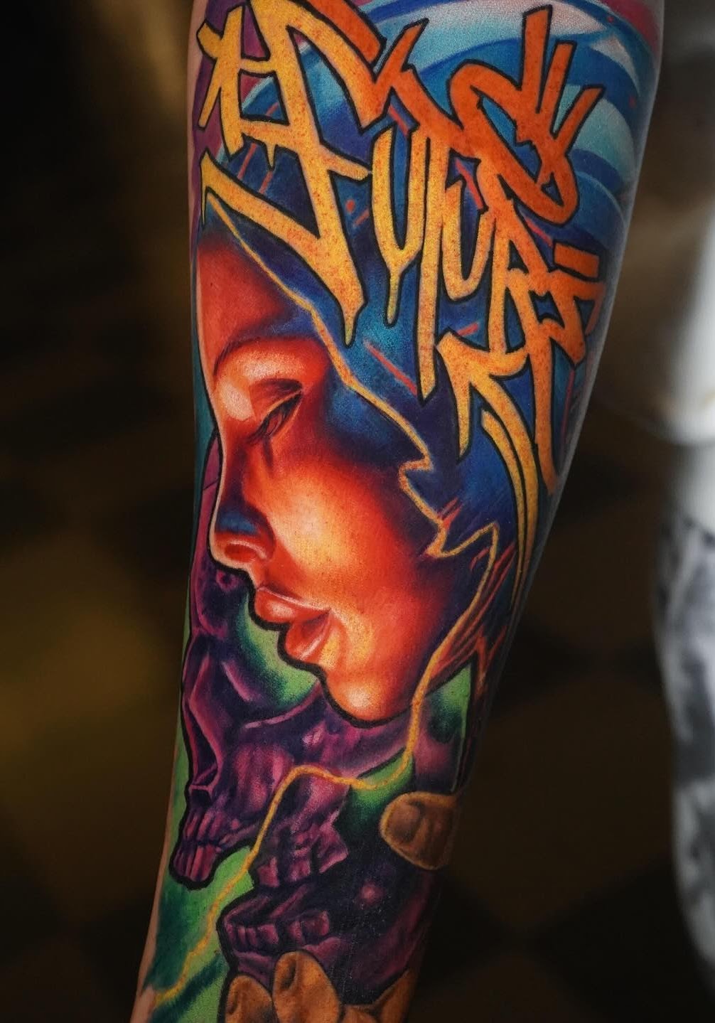 Tatuaje realismo superhéroe enmascarado color hombro — CAOS Art Tattoo Chile