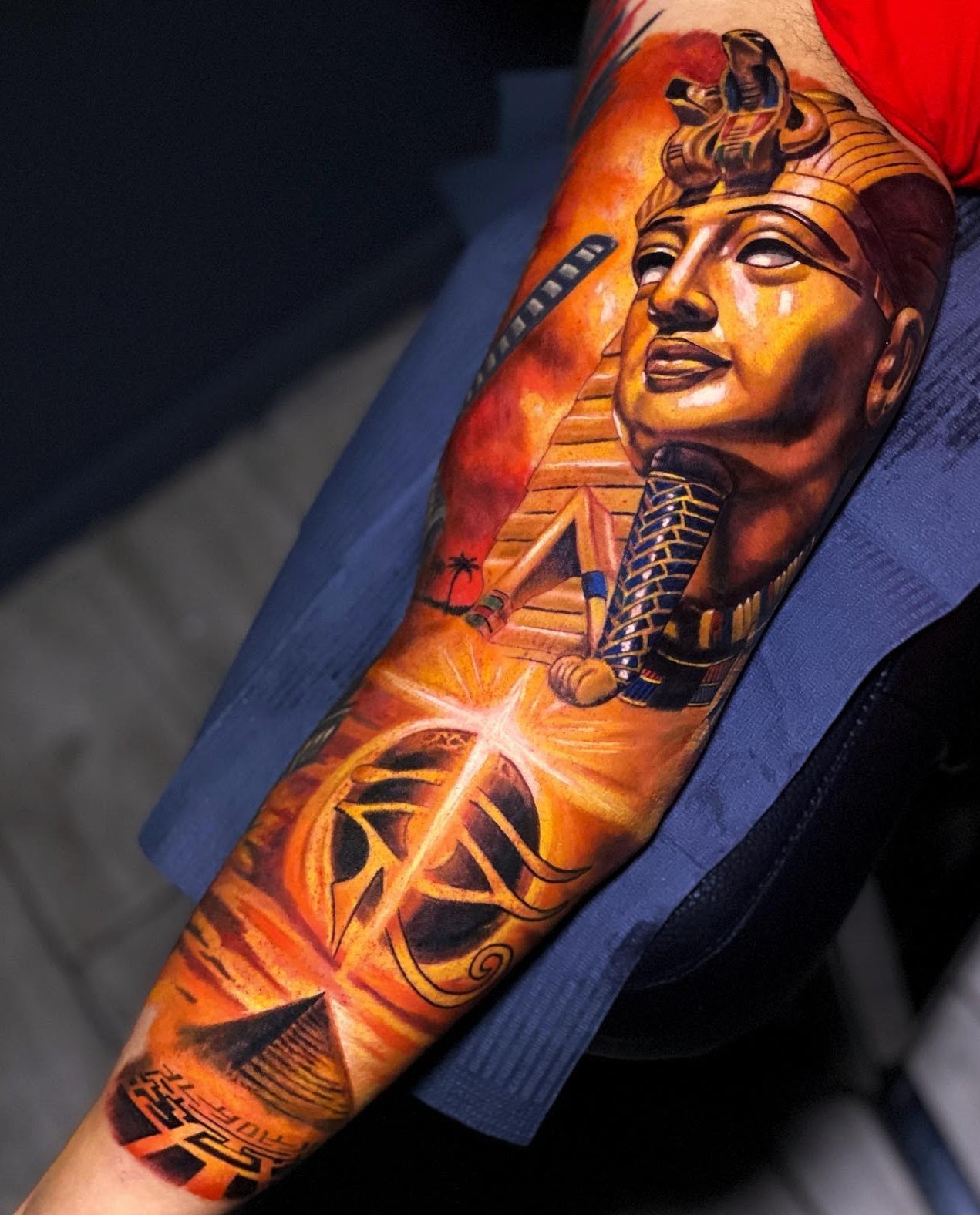 Tatuaje realismo chica steampunk tren locomotora color muslo — CAOS Art Tattoo Chile