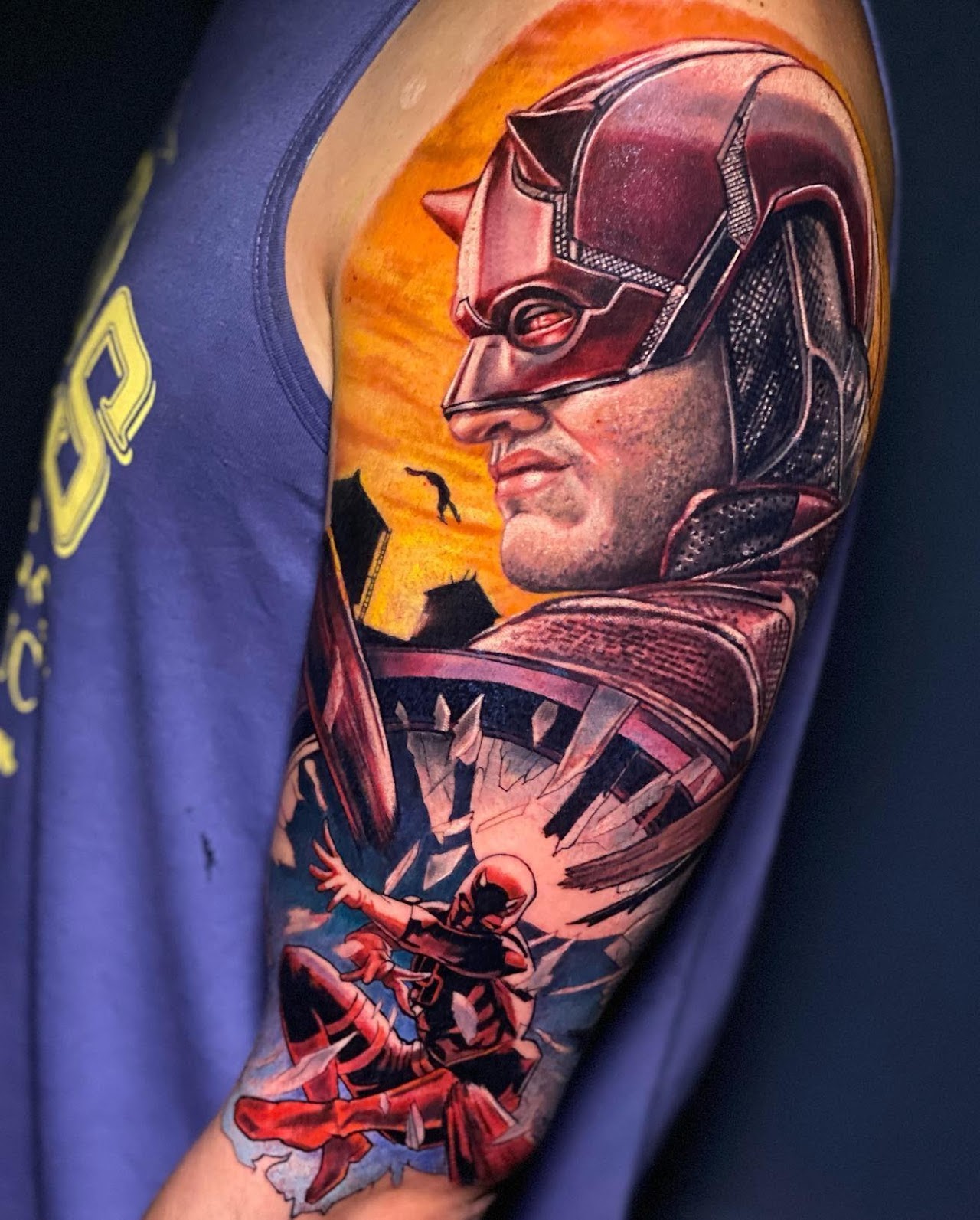 Tatuaje realismo retratos niños corona nombres color — CAOS Art Tattoo Chile