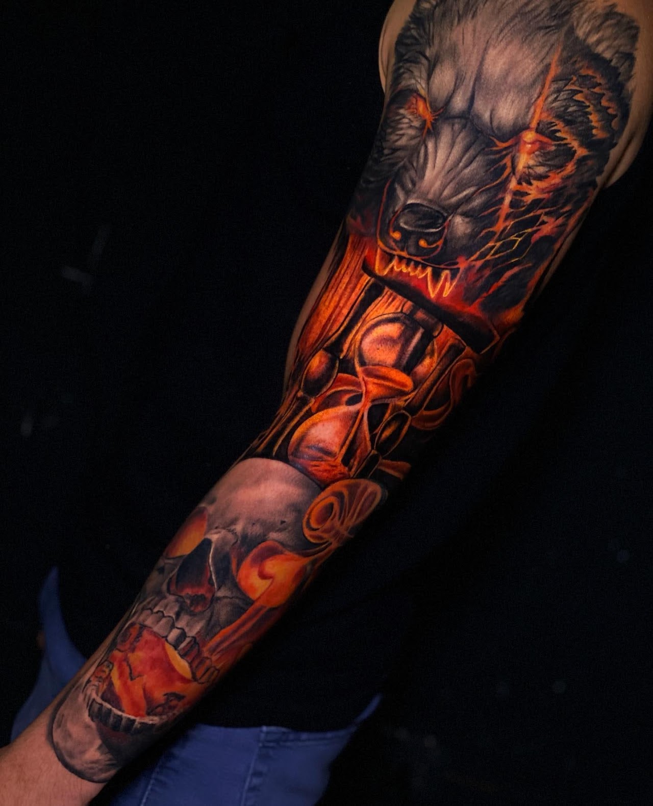 Tatuaje realismo retrato femenino gato neon color muslo — CAOS Art Tattoo Chile