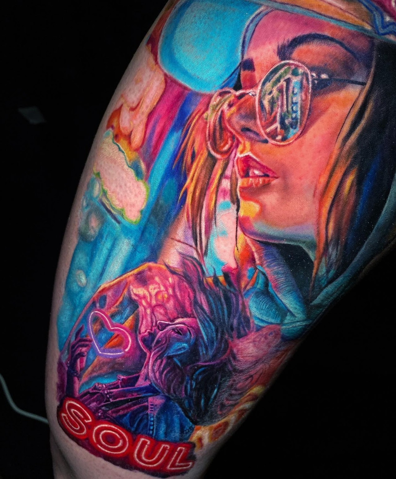 Tatuaje realismo retrato masculino graffiti rojo — CAOS Art Tattoo Chile