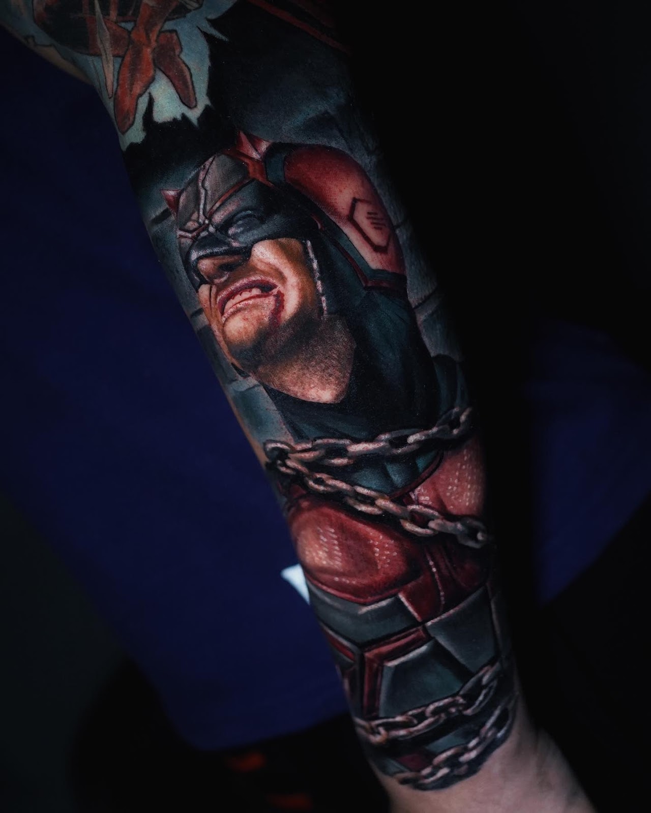 Tatuaje realismo superhéroe enmascarado cadenas color — CAOS Art Tattoo Chile