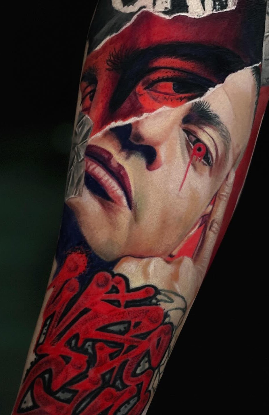 Tatuaje realismo rostro femenino serpiente fuego color — CAOS Art Tattoo Chile