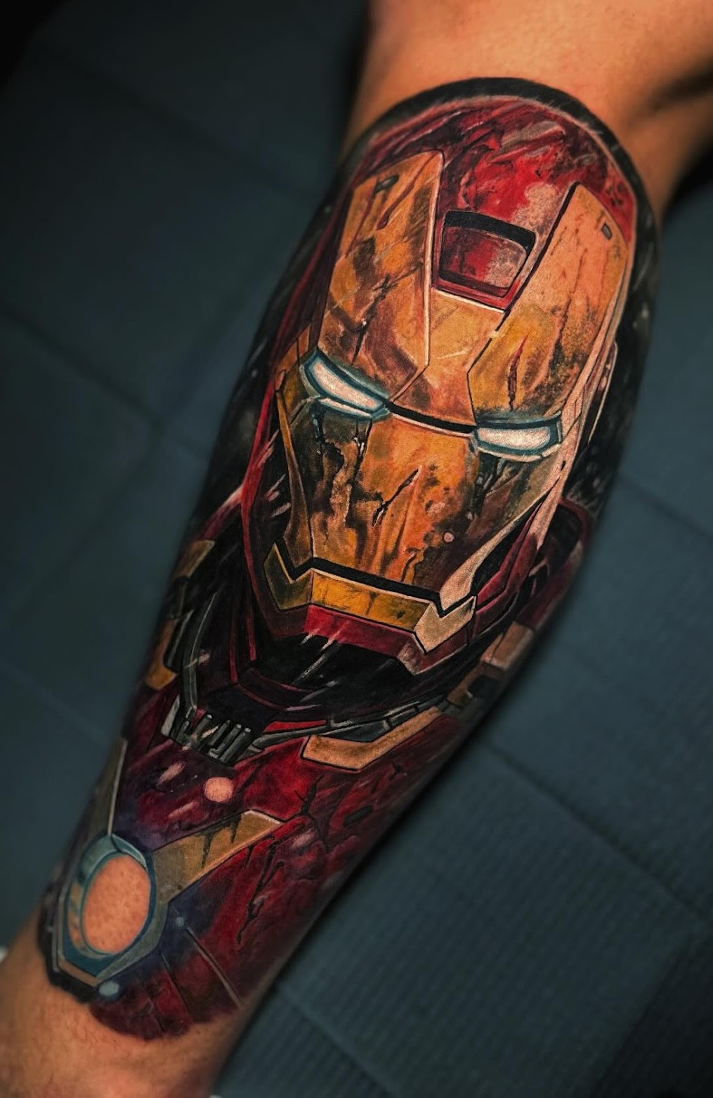 Tatuaje realismo Iron Man casco color — CAOS Art Tattoo Chile