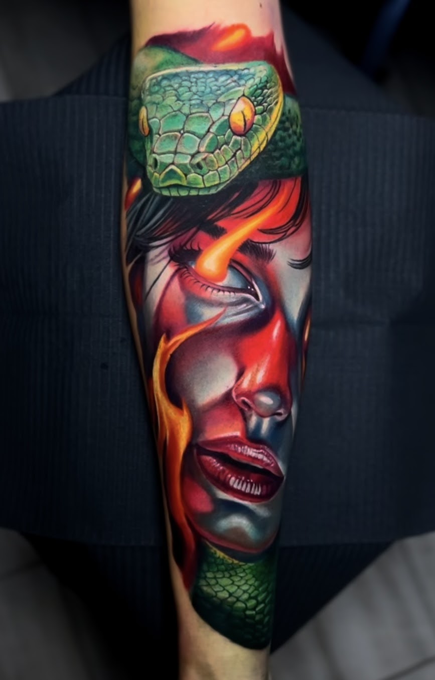 Tatuaje realismo retrato femenino graffiti lowrider color muslo — CAOS Art Tattoo Chile