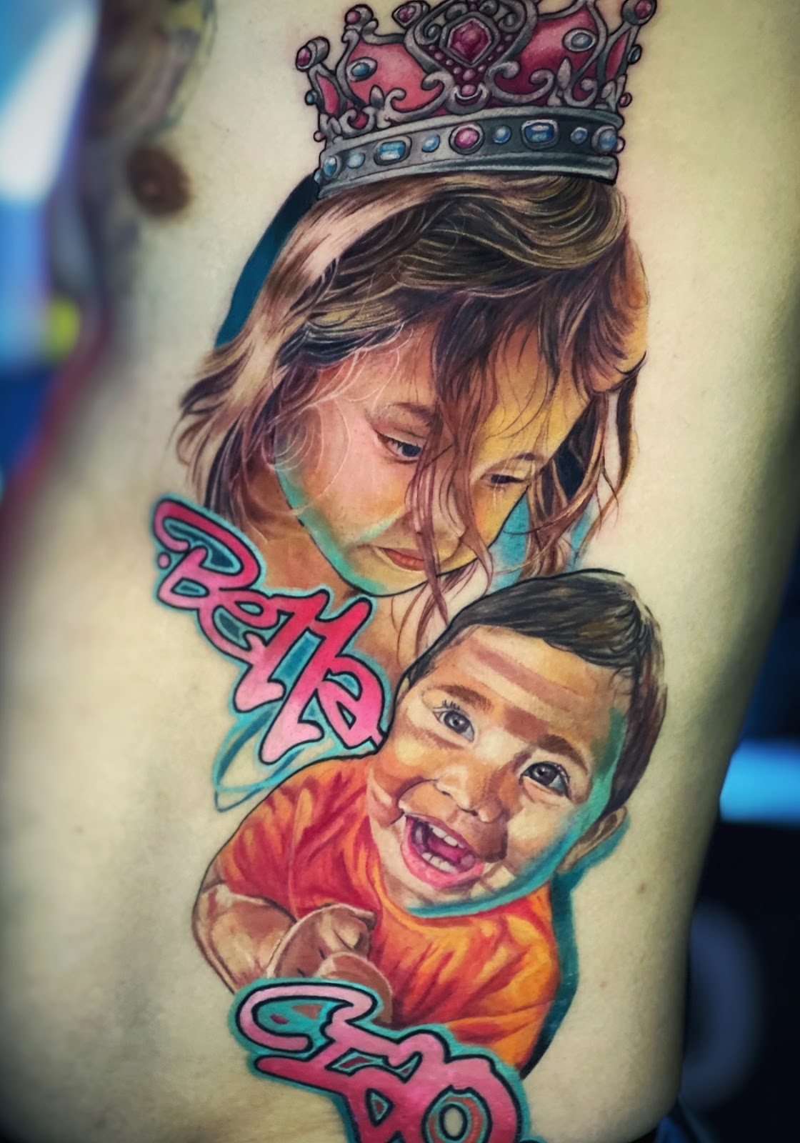 Tatuaje realismo retrato masculino graffiti Senna F1 color — CAOS Art Tattoo Chile