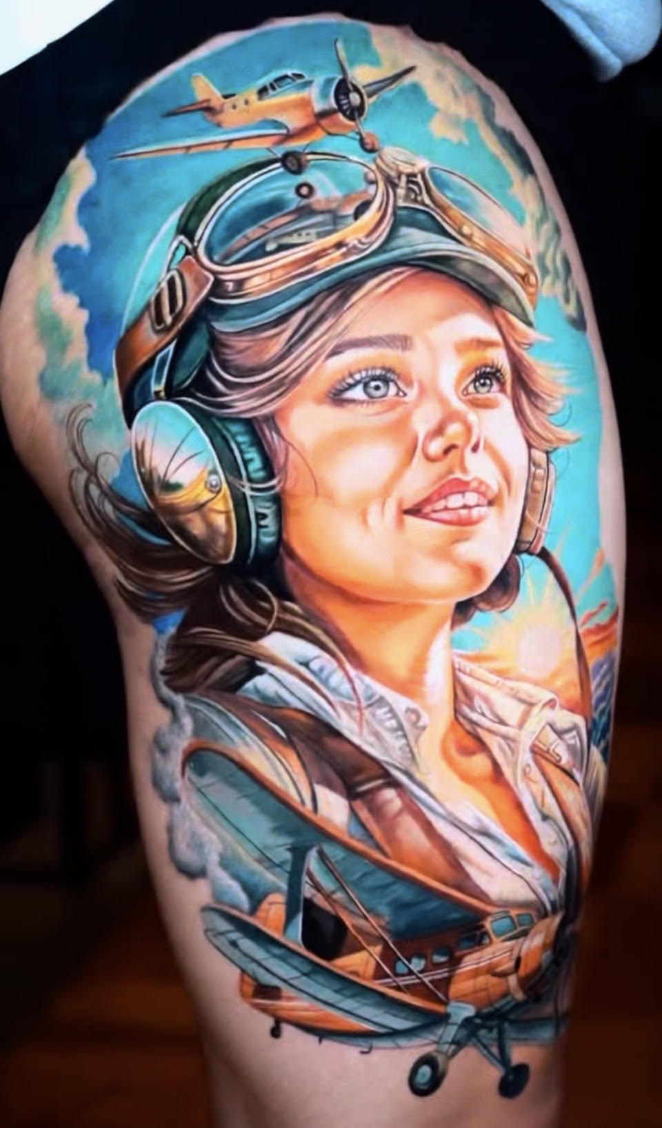 Piloto aviadora realismo color — CAOS Art Tattoo