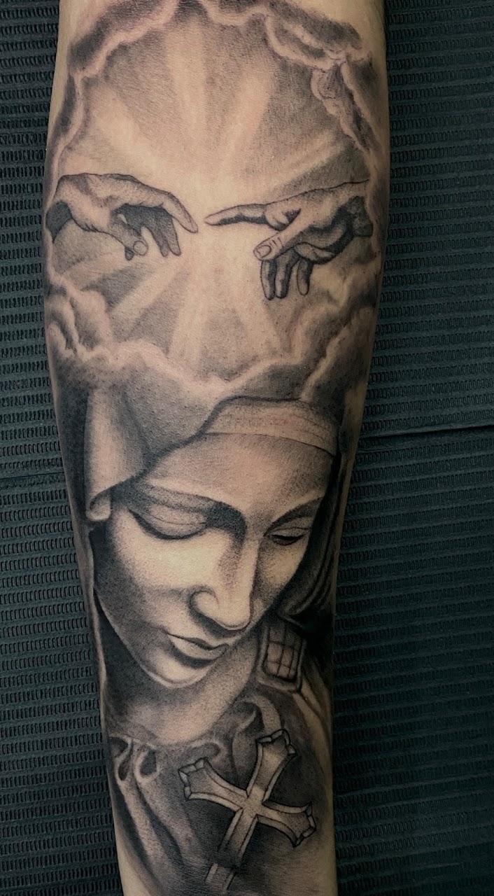 Tatuaje religioso manos rezando cruz espalda black grey — CAOS Art Tattoo Chile