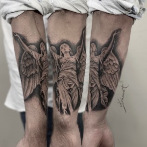 Tatuaje religioso ángel luz palomas black grey — CAOS Art Tattoo Chile