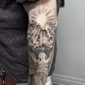 Tatuaje religioso virgen creación Adán Michelangelo black grey — CAOS Art Tattoo Chile