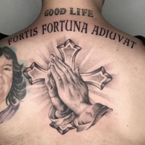 Tatuaje religioso cruz sleeve completo paloma black grey — CAOS Art Tattoo Chile