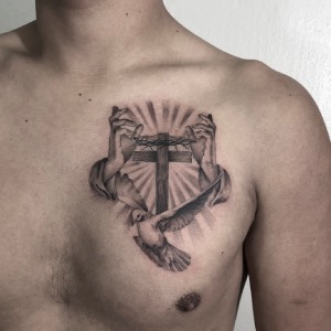 Tatuaje religioso Cristo corona espinas palomas cruces sleeve black grey — CAOS Art Tattoo Chile