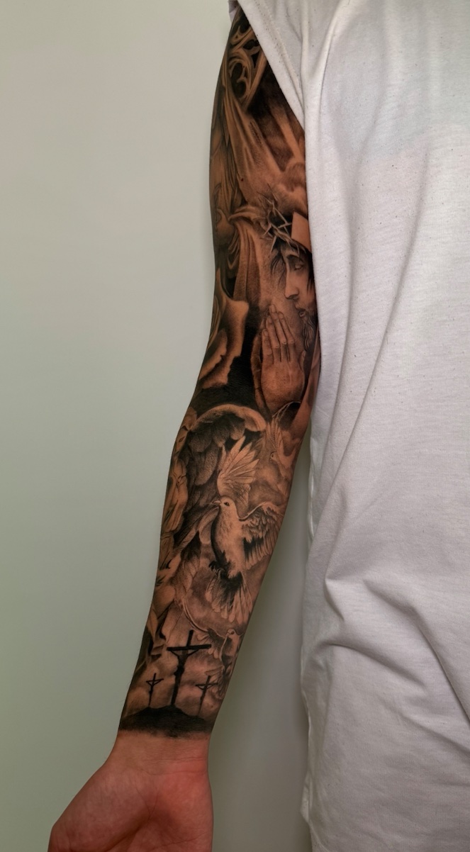 Tatuaje religioso virgen rosario rosa sleeve black grey — CAOS Art Tattoo Chile