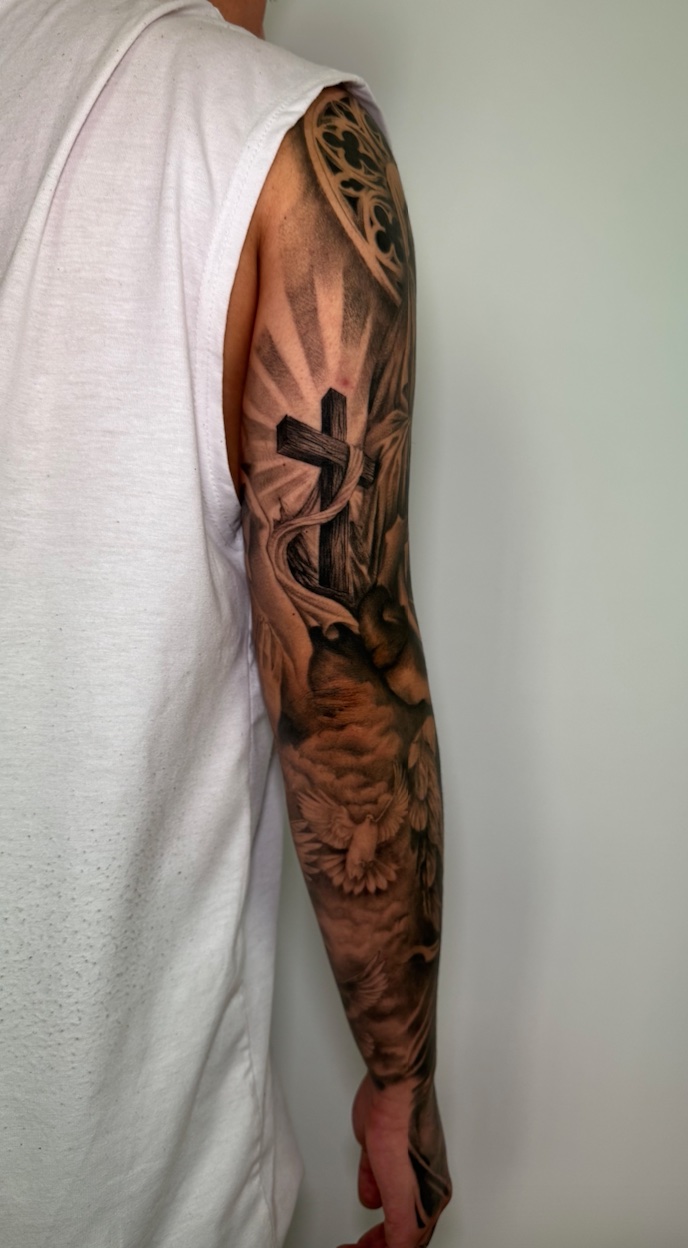 Tatuaje religioso cruz manos paloma pecho black grey — CAOS Art Tattoo Chile
