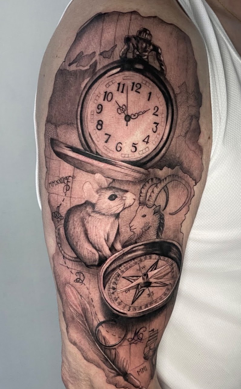 Tatuaje reloj de bolsillo con rosa black grey — CAOS Art Tattoo Chile