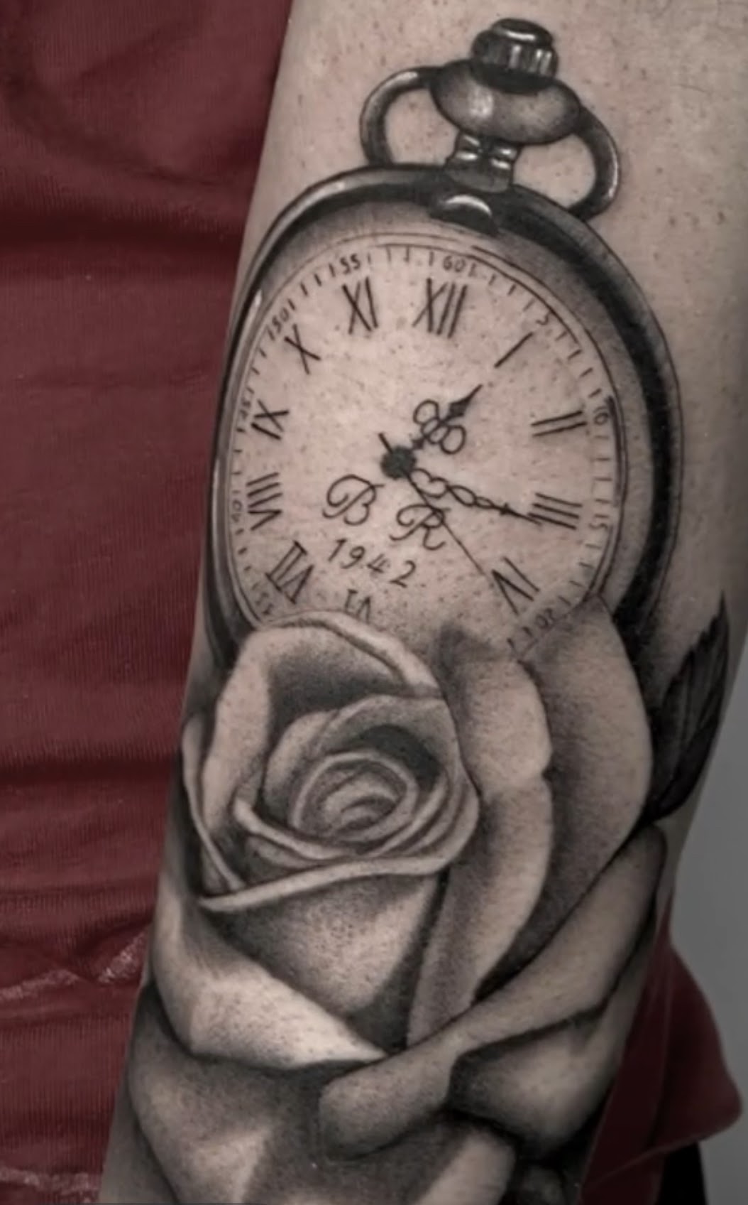 Tatuaje brújula náutica realista black grey — CAOS Art Tattoo Chile