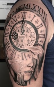 Tatuaje reloj antiguo sleeve caballo black grey — CAOS Art Tattoo Chile