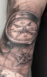 Tatuaje árbol de relojes color fineline — CAOS Art Tattoo Chile