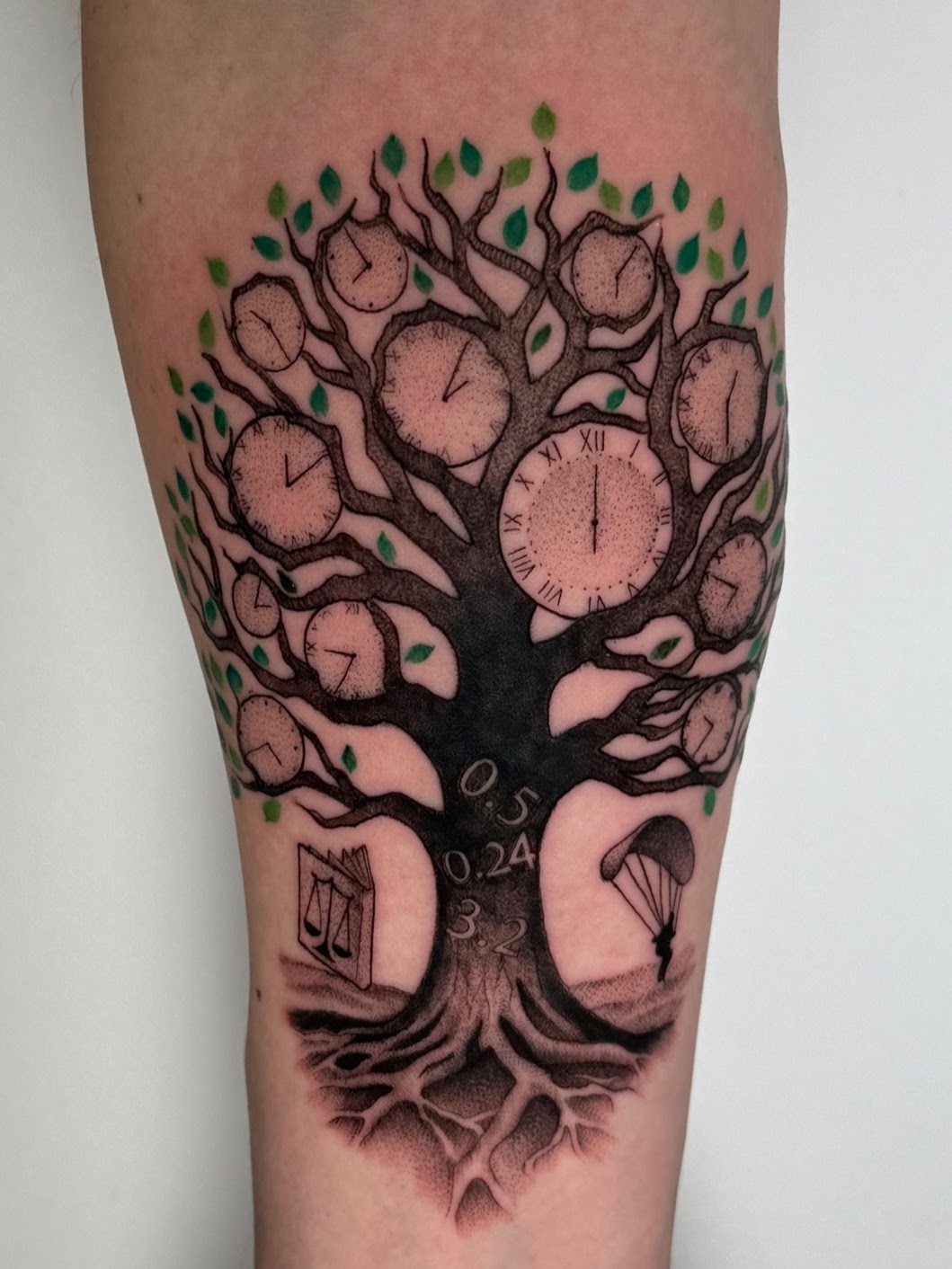 Tatuaje reloj de bolsillo brújula animales black grey — CAOS Art Tattoo Chile