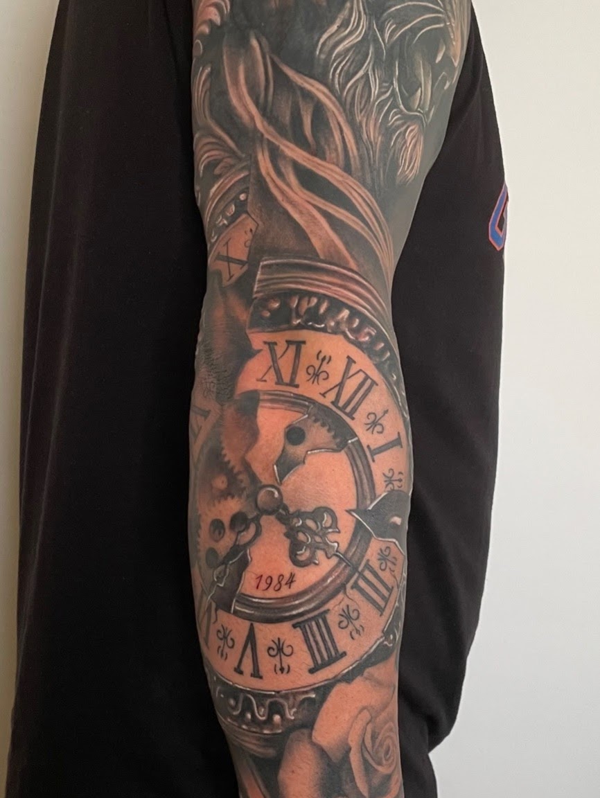 Tatuaje reloj con piezas de ajedrez black grey — CAOS Art Tattoo Chile