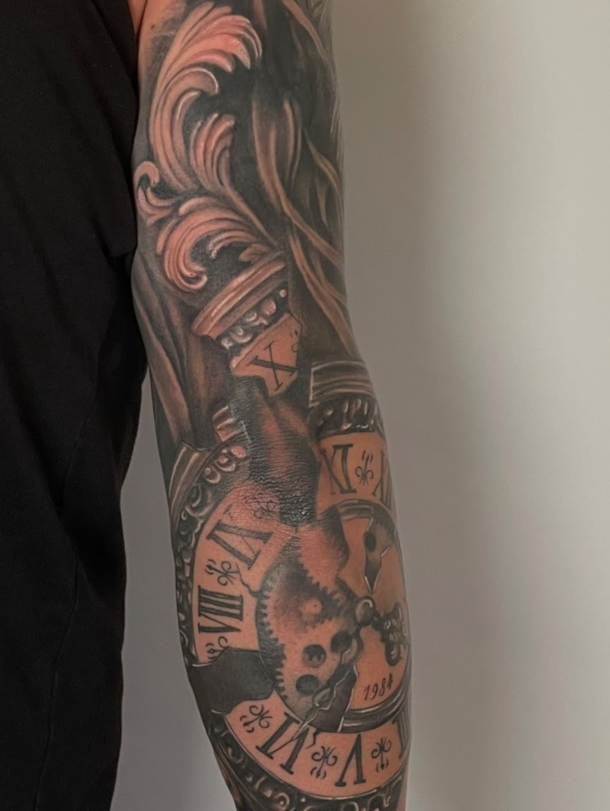 Tatuaje reloj de bolsillo con ADN hexágonos black grey — CAOS Art Tattoo Chile