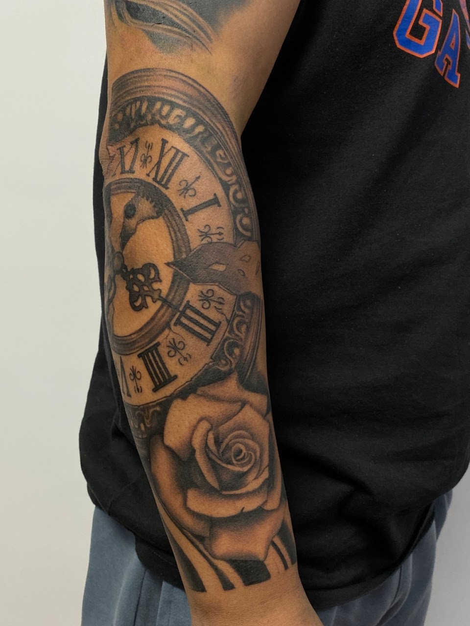 Tatuaje reloj de bolsillo lobo luna black grey — CAOS Art Tattoo Chile