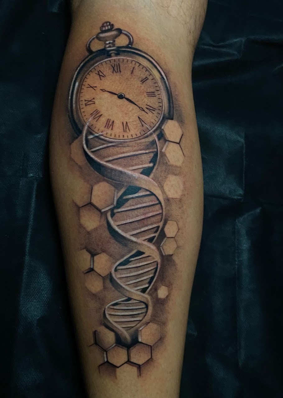 Tatuaje reloj antiguo con rosa sleeve black grey — CAOS Art Tattoo Chile