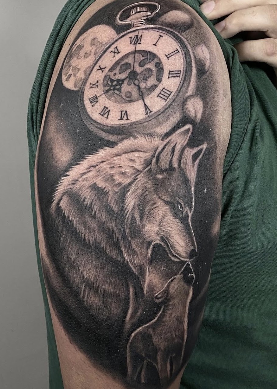 Tatuaje reloj romano con rostro mujer black grey — CAOS Art Tattoo Chile