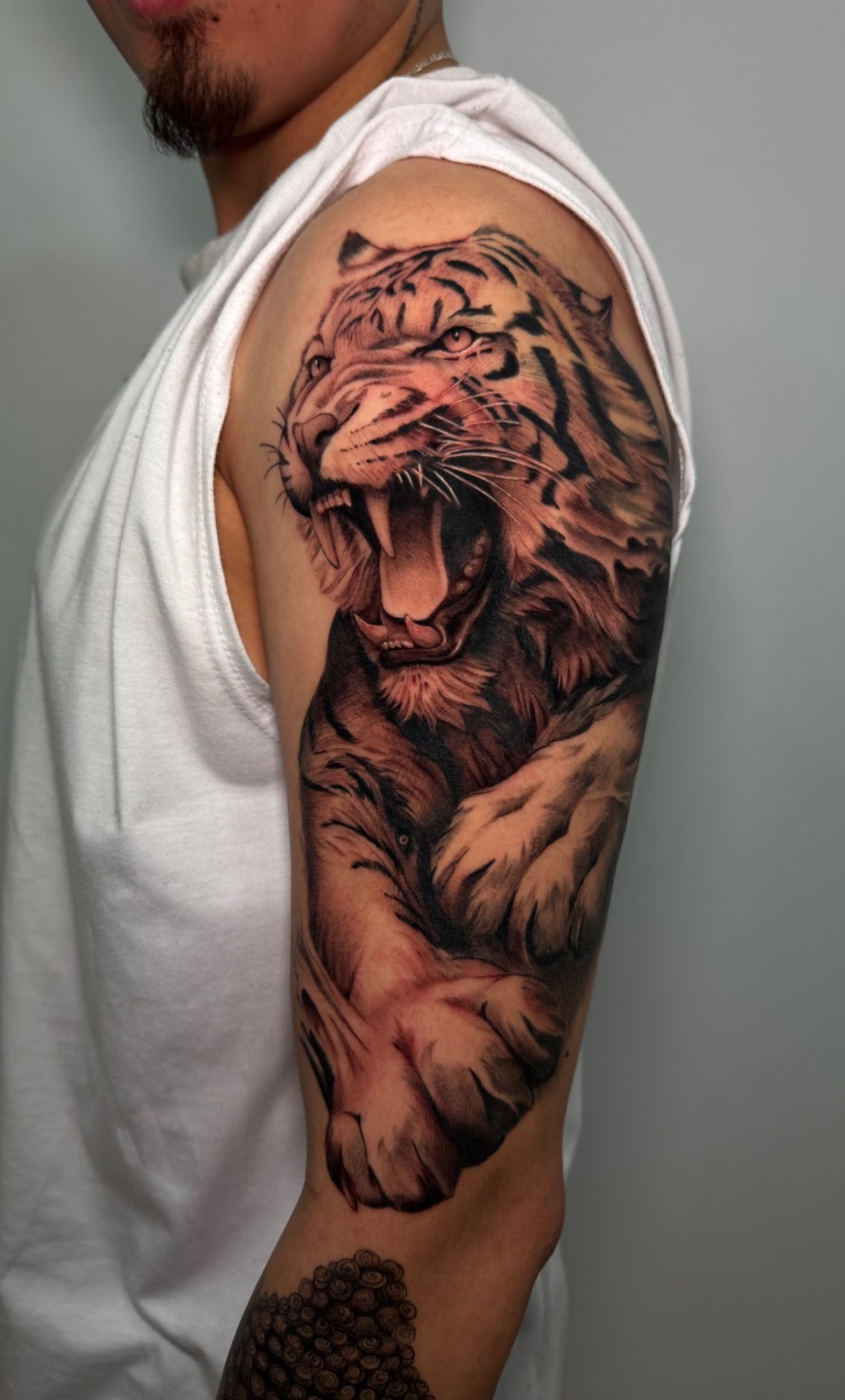 Tatuaje Tigre realista cuerpo completo media manga — CAOS Art Tattoo Chile