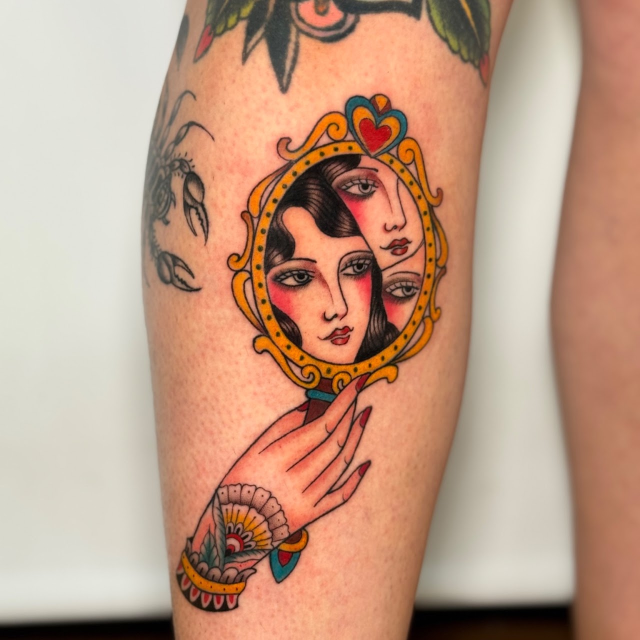 Tatuaje sirena blackwork fineline en antebrazo — CAOS Art Tattoo Chile