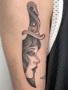 Tatuaje daga con rostro de mujer blackwork — CAOS Art Tattoo Chile