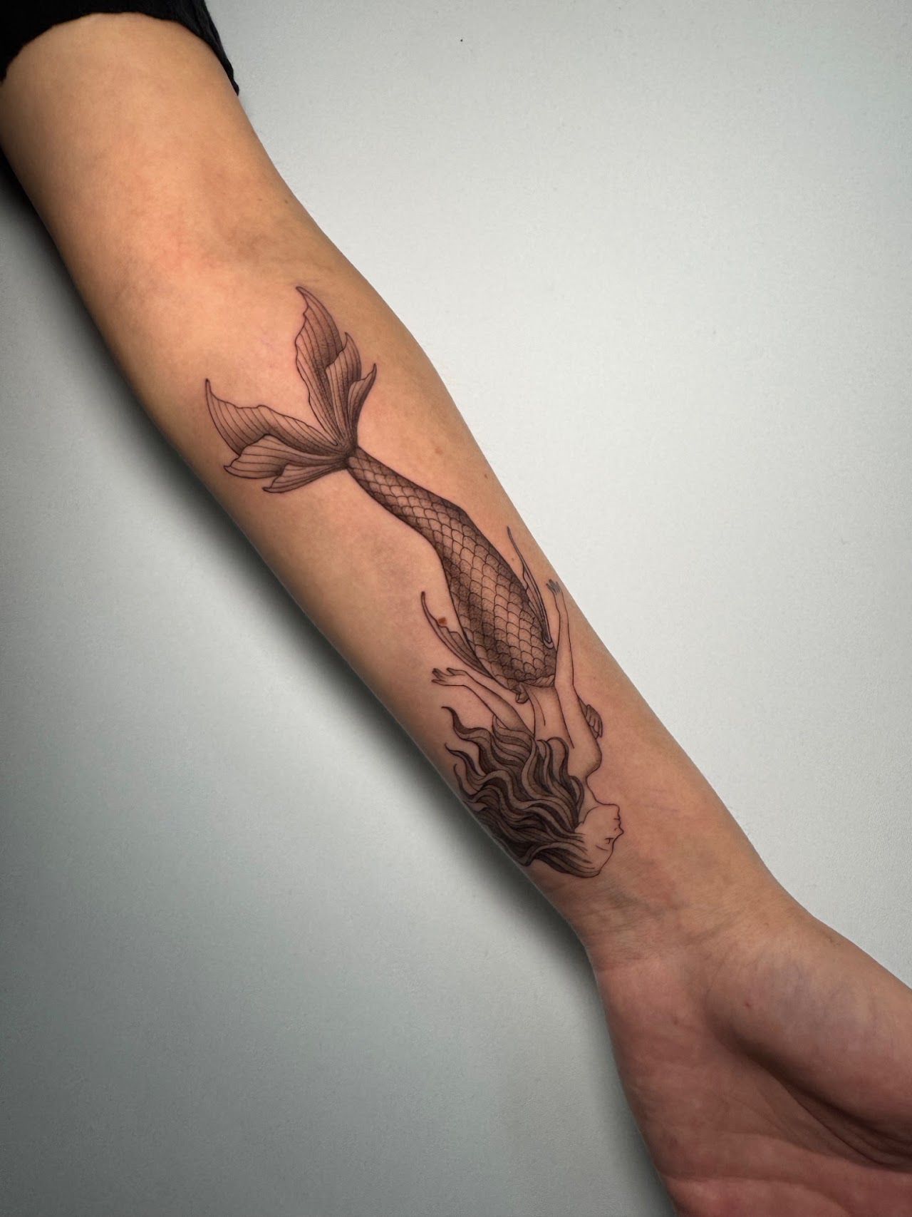 Tatuaje loto con cruz roja y luna neo oriental — CAOS Art Tattoo Chile