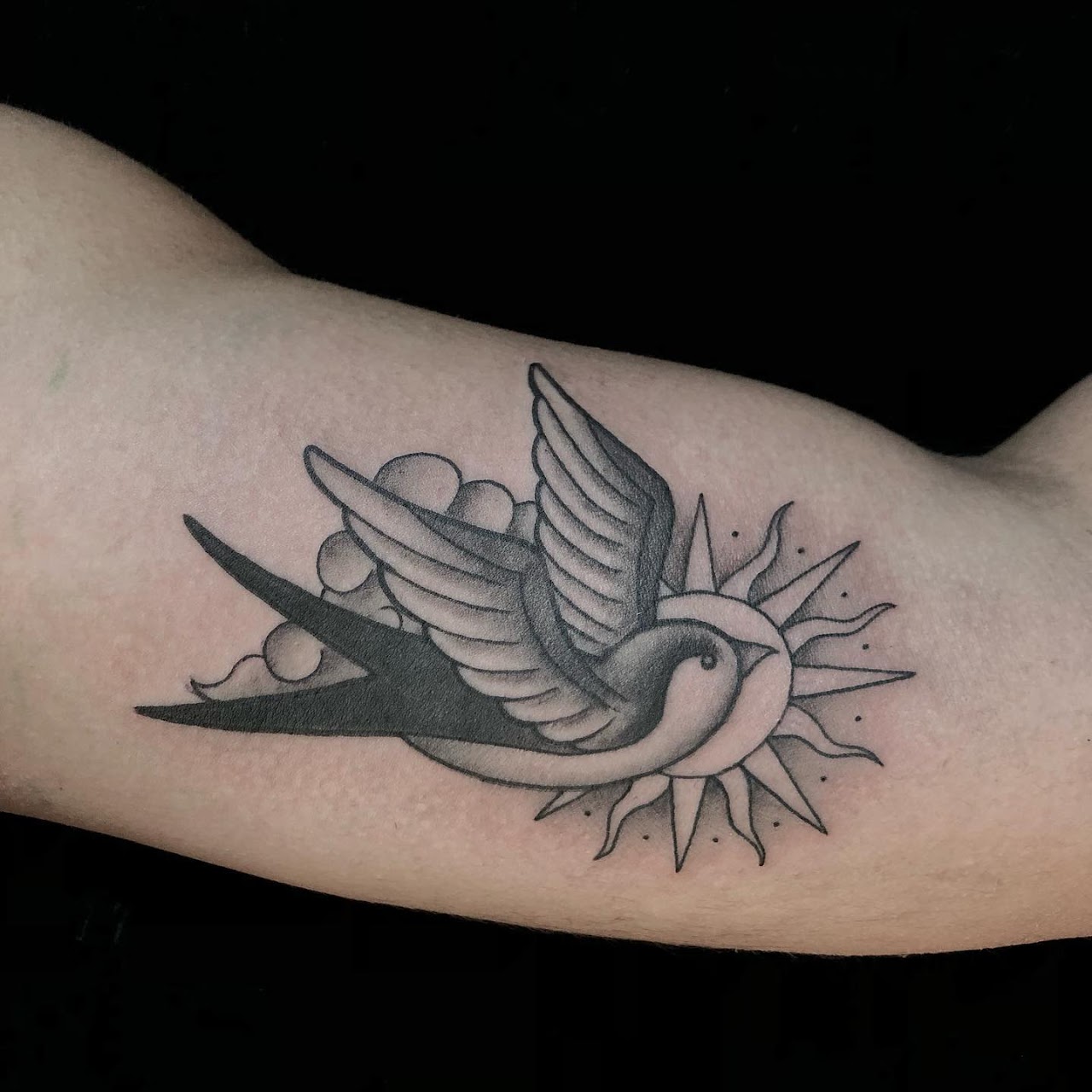 Tatuaje tigre japonés con flores de cerezo en cuello — CAOS Art Tattoo Chile